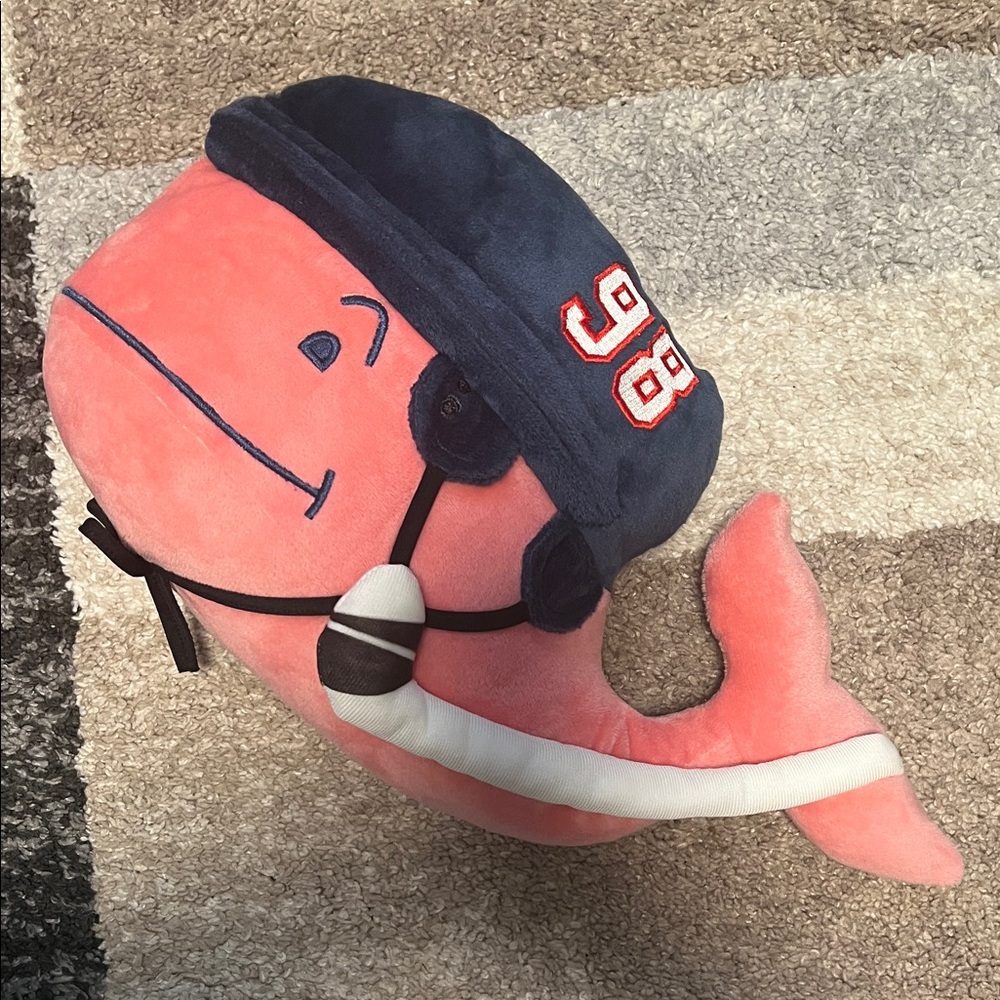 Vineyard Vines stuffed plush whale, hockey NWOT! - Picture 2 of 5